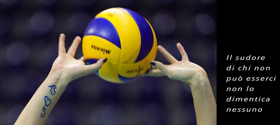 Il sudore di chi non può esserci non lo dimentica nessuno La scritta delle azzurre dedicata a Miriam Sylla e Ofelia Malinov (ITA - GEO CEV Volleyball European Championship - Women 2017 Europei pallavolo